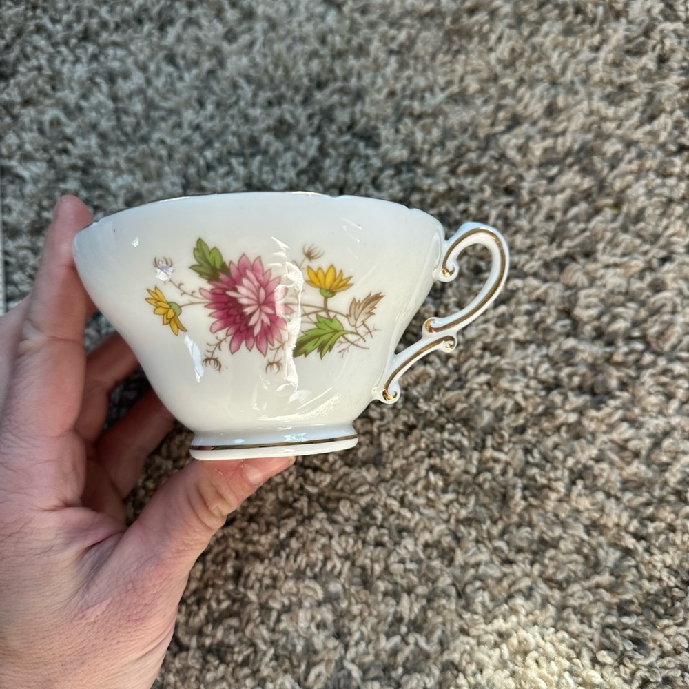 Vintage Bone China Floral tea cup. - Picture 3 of 3